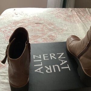 Naturalizer Leather Ankle Boots.